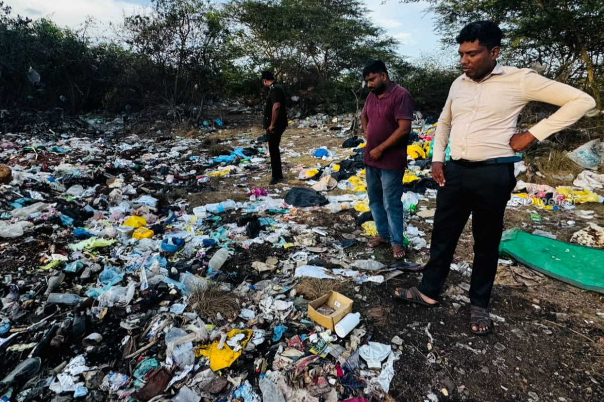 கீரிமலையில் அனுமதியின்றி கொட்டப்பட்ட மருத்துவ கழிவுகள் - உடனடியாக அகற்றுமாறு உள்ளூராட்சி ஆணையாளர் உத்தரவு | Medical Waste Dumped In Keerimalai