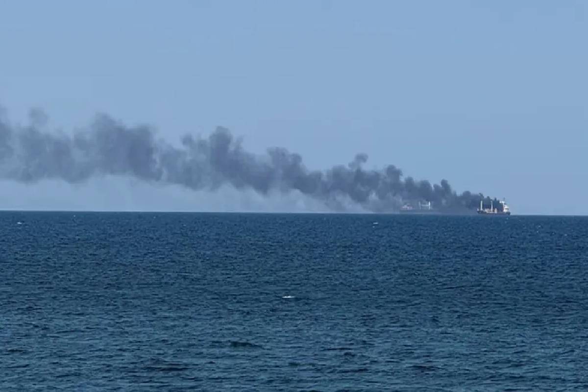 ஹோர்முஸ் நீரிணையில் வெடித்து சிதறிய எண்ணெய் கப்பல்..! | Oil Tanker Explodes In Strait Of Hormuz ஹோர்முஸ் நீரிணையில் வெடித்து சிதறிய எண்ணெய் கப்பல்..! | Oil Tanker Explodes In Strait Of Hormuz