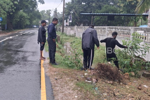 யாழில். நிலவும் மோசமான காலநிலை...! முறிந்து விழுந்த மரத்தால் போக்குவரத்து தடை | Heavy Rain And Thunder Weather In Jaffna Today யாழில். நிலவும் மோசமான காலநிலை...! முறிந்து விழுந்த மரத்தால் போக்குவரத்து தடை | Heavy Rain And Thunder Weather In Jaffna Today