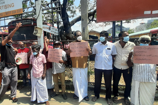 பொருளாதாரத்தை மீட்க தமிழர் பிரதேசத்தை அங்கீகரி! யாழ்.பேருந்து நிலையத்தில் முன்னணி போராட்டம் (படங்கள்) - ஐபிசி தமிழ்