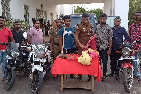 யாழில் கைதான வன்முறைக்கும்பல் - பின்னணியில் வெளிநாட்டவர் (படங்கள்) | 9 Persons Involved In Violent Incidents