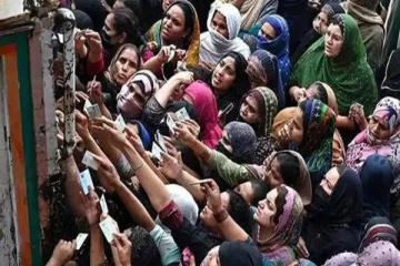 பாகிஸ்தானில் கடுமையான உணவுப் பஞ்சம்: மாவு வாங்கும் போது கூட்ட நெரிசலில் சிக்கி 2 பேர் உயிரிழப்பு