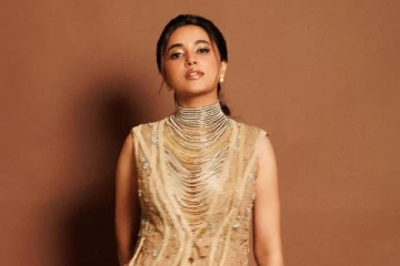 பிரியங்கா மோகன் ட்ரெண்டி உடையில் போட்டோஷூட்