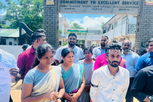 வவுனியாவில் சமுர்த்தி உத்தியோகத்தர் மீதான தாக்குதலை கண்டித்து போராட்டம் (PHOTOS) | Vavniya Protest Samurthi Officer வவுனியாவில் சமுர்த்தி உத்தியோகத்தர் மீதான தாக்குதலை கண்டித்து போராட்டம் (PHOTOS) | Vavniya Protest Samurthi Officer