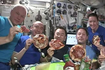 சர்வதேச விண்வெளி நிலையத்தில் பீட்சா சமைத்த வீரர்கள்