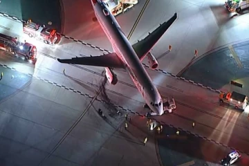 அமெரிக்க விமான நிலையத்தில் பஸ் மீது மோதிய விமானம்! 5 பேர் காயம்