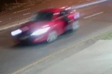 காரில் 2 கி.மீ தொலைவு இழுத்துச் செல்லப்பட்ட இளைஞர்: பொதுமக்கள் உதவி நாடும் அதிகாரிகள்