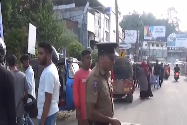 அக்குரணையில் குவிக்கப்பட்ட காவல்துறையினர் - பொதுமக்களுக்கு விடுக்கப்பட்ட துப்பாக்கி சூட்டு எச்சரிக்கை | Bomb Attack On Akkurnai Muslim Mosque