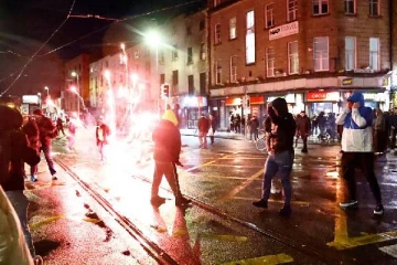 பட்டப்பகலில் நடந்த சம்பவம்... கலவர பூமியான டப்ளின் நகரம்: பொலிஸ் வாகனங்கள் தீக்கிரை