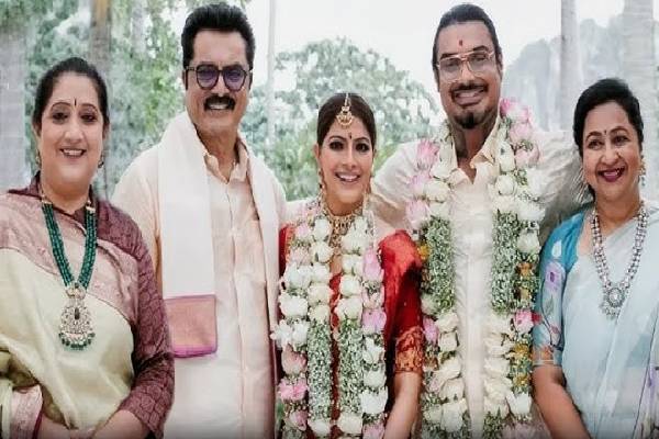 திருமண நாளுக்கு இப்படியொரு பரிசா? வரலட்சுமிக்கு சர்ப்ரைஸ் கொடுத்த கணவர் நிக்கோலாய்! | Actress Varalakshmi First Marriage Anniversary