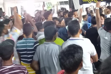 அரசுக்கு எதிரான ஆர்ப்பாட்டங்களுக்கு செல்லும் மக்களை கொடூரமாக தாக்கும் மர்ம நபர்கள்