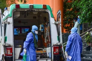 உயிரிழந்த நபரின் சடலத்தை கட்டிப்பிடித்த 13 பேருக்கு கோவிட் தொற்று