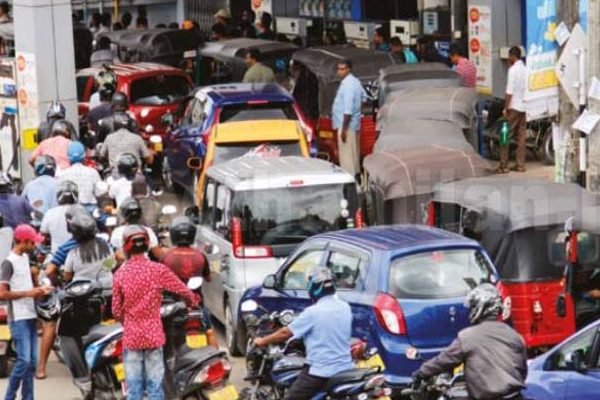 இலங்கையில் மீண்டும் ஏற்பட்டுள்ள நிலை! விலையில் திருத்தம் செய்யப்படுமா? | Again Fuel Line In Sri Lanka Prices Will Change