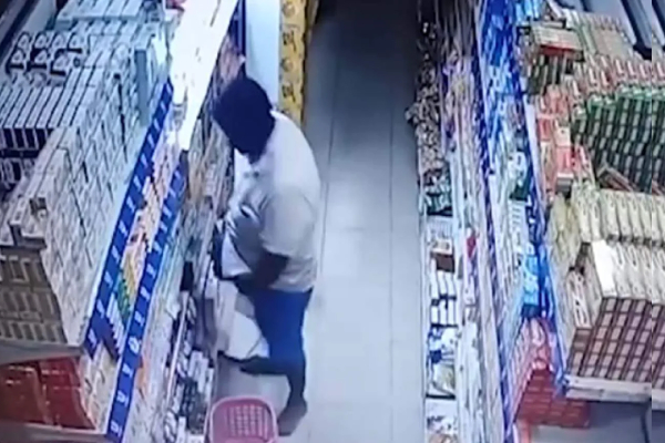 ஒரே கடையில் ஒரே நாளில் நான்கு முறை திருட்டு - சிசிடிவியில் சிக்கிய மர்ம நபர் | Man Steals Four Times In One Day