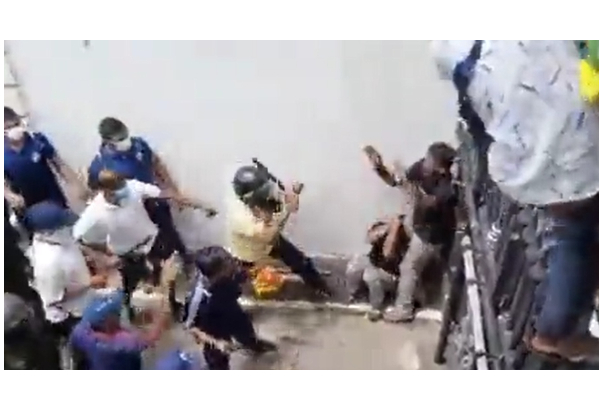 ஜனாதிபதி மாளிகைக்குள் ஆர்ப்பாட்டக்காரர்களை கொடூரமாக தாக்கும் பாதுகாப்புப் படையினர் - அதிர்ச்சி வீடியோ வைரல் - தமிழ்நாடு