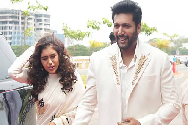 சர்ச்சைக்கு மத்தியிலும் தீபாவளி கொண்டாட்டம்! கெனிஷா என்ன பண்ணிருக்காங்கன்னு பாருங்க | Keneesha Ravi Mohan Diwali Calibration Video