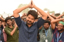 மாஸ்டர் பட டிக்கெட்டுகளை விதியை மீறாமல் வரிசையில் நின்று வாங்கிய ரசிகர்கள்..! புகைப்படத்துடன் இதோ..