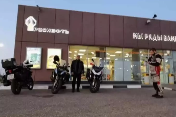 ரஷ்யாவில் 5000 கிலோமீட்டர் பைக்கில் சுற்றுப்பயணம் செல்லும் நடிகர் அஜீத் - புகைப்படங்கள் தெறிக்க விட்ட ரசிகர்கள் | Cinema Viral News