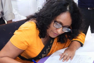 பிரதமர் ஹரிணி வேட்புமனுக்களில் கையொப்பம்