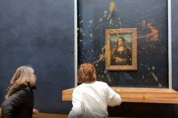 உலகப் புகழ்பெற்ற மோனாலிசா ஓவியம் : சூப்பால் சேதப்படுத்திய எதிர்ப்பாளர்கள்!