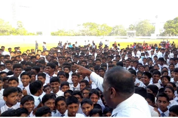 யாழ் முன்னணி ஆண்கள் பாடசாலைக்கு முன்னால் பாரிய போராட்டம்