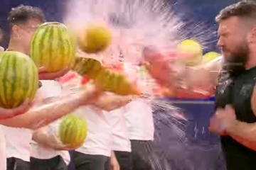 ஒரே நிமிடத்தில் 39 தர்பூசணி பழங்களை கையால் உடைத்த ஸ்பெயின் வீரர்!