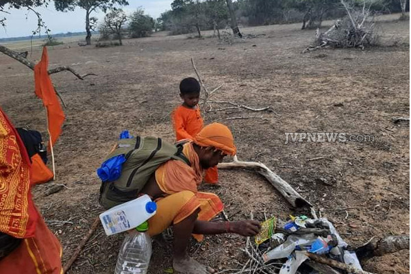 இலங்கையில் அனைவரது கவனத்தையும் ஈர்த்த வெளிநாட்டு சுற்றுலாப் பயணிகளின் செயல்! (Photos) | Kataragama Temple Padayatra Polythene Waste