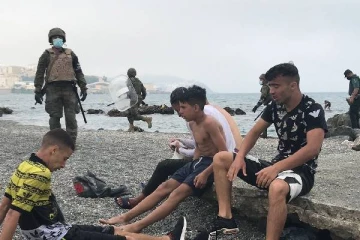 640 கி.மீ தொலைவு... ஐரோப்பா நோக்கி கடலில் நீந்திய 54 புலம்பெயர் சிறார்கள்