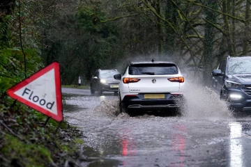 பிரித்தானியாவை தாக்கிவரும் கனமழை! 21 வெள்ள அபாய எச்சரிக்கை அறிவிப்பு
