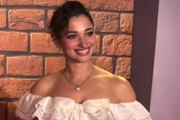 நிகழ்ச்சிக்கு செம கிளாமர் ஆக வந்த தமன்னா.. உடன் வந்த பெற்றோர்! வீடியோ