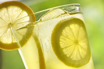 தினமும் வெறும் வயிற்றில் எலுமிச்சை தண்ணீர் குடித்தால் ஆபத்தா?