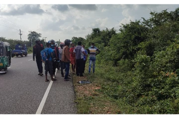முச்சக்கரவண்டி வேகக்கட்டுப்பாட்டை இழந்து வீதியை விட்டு விலகி விபத்து : இருவர் படுகாயம்(Photos)