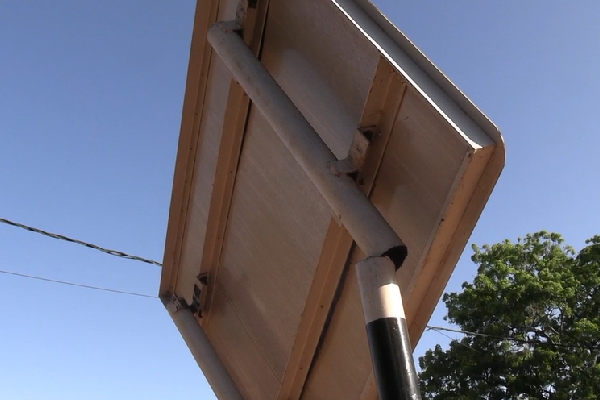 இயக்கச்சி பகுதியில் சேதமாக்கப்பட்டுள்ள வீதி சமிக்ஞை | Damaged Road Sign In The Iyakachchi Area