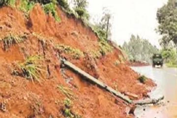 சரிந்து விழுந்த மண்மேடுகள் ; தடைப்பட்ட போக்குவரத்து