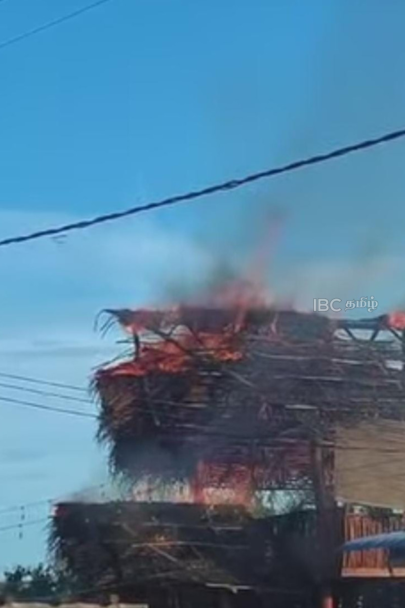 நாவச்சோலை பகுதியில் உள்ள தனியார் ஹோட்டல் தீக்கிரை! | Trincomalee Hotel Fire Due To Short Circuit