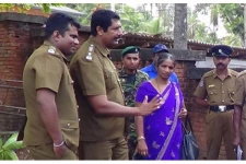 பொது சுகாதார பரிசோதகர் எனக்கூறி தங்கச் சங்கிலியை அறுத்துச் சென்ற பெண்! யாழில் சம்பவம்