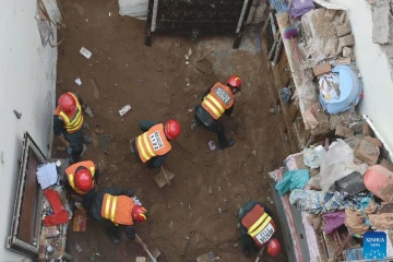 இடிந்து விழுந்த பாடசாலைக் கூரை 27 சிறுவர்கள், ஆசிரியர் உயிரிழப்பு