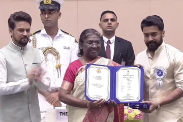 தேசிய விருது பெற்றார் நடிகர் சூர்யா - மொபைலில் போட்டோ எடுத்த ஜோதிகா