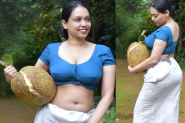 පැලුණු කොස්ගෙඩියක් එක්ක තරුණියක් කරපු දේ...සමාජ මාධ්ය කැළඹූ ඡායාරූප පෙළ මෙන්න.(PHOTOS)