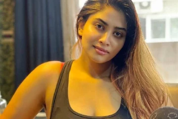 இறுக்கமான பனியனில் அப்படியொரு போஸ்! நடிகை ஷிவானி வெளியிட்ட புகைப்படம்..