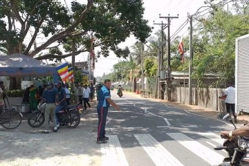 யாழில் குளிர்பானம் வழங்கிய இராணுவத்தினர்