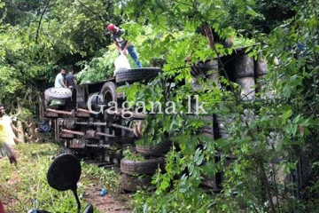 30ක් රෝහලට යැවූ බස් රථ අනතුර.