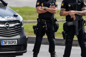 காதலியின் உடலை துண்டாக வெட்டி சுவற்றில் புதைத்த காதலன்