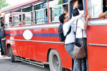 பஸ்ஸில் இருந்து தவறி விழுந்த இளைஞனுக்கு நேரந்த  துயரம்