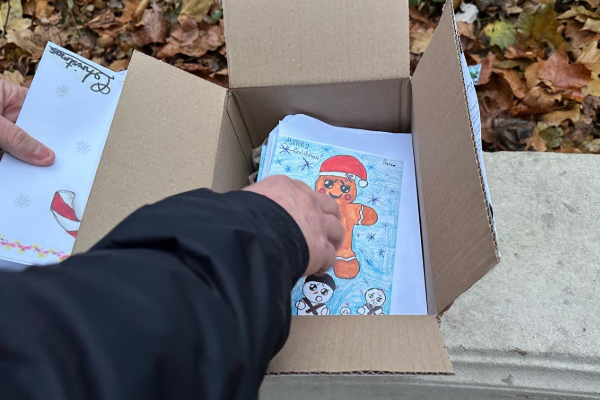 லண்டன் பூங்காவில் கிடந்த மர்ம பார்சல்... வெடிகுண்டு நிபுணர்கள் குவிப்பு | Christmas Card Box Sparks Bomb Scare Westminster லண்டன் பூங்காவில் கிடந்த மர்ம பார்சல்... வெடிகுண்டு நிபுணர்கள் குவிப்பு | Christmas Card Box Sparks Bomb Scare Westminster