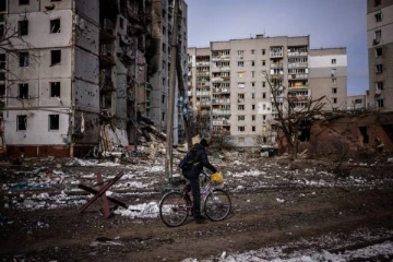 உக்ரைனில் வினியோக மையமாக விளங்கும் மேற்கு லிவிவ் பகுதியில் ஏவுகணை தாக்குதல்