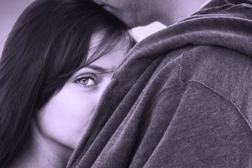 திருமணத்திற்கு புறம்பான உறவால் பெண் கொலை; கணவன் தலைமறைவு