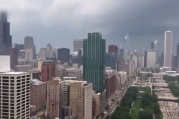 சிகாகோவை தாக்கிய சூறாவளியால் விமான சேவைகள் பாதிப்பு