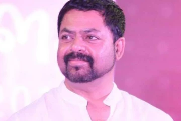 காரில் வேகமாக வந்த பெண் தன்னை கெட்ட வார்த்தையில் திட்டியதாக ஜேம்ஸ் வசந்தன் புகார்