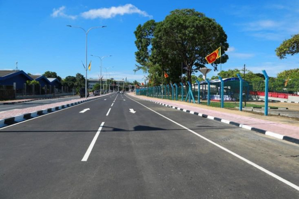 இலங்கையில் முதன்முறையாக ஒளியியல் மாயையுடன் கூடிய வீதி கண்டுபிடிப்பு | Sri Lanka Sfirst Street Discovery Optical Illusion